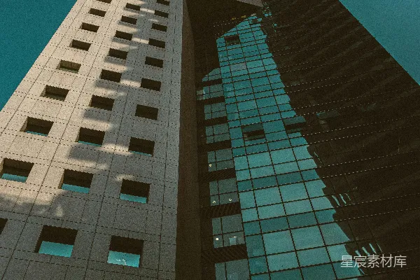 高清摄影 一座很高的建筑物，有很多窗户。