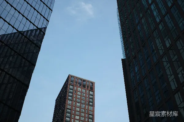 高清摄影 几栋高大的建筑并排相邻。