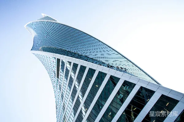 高清摄影 一座非常高大的建筑物，背景是天空。