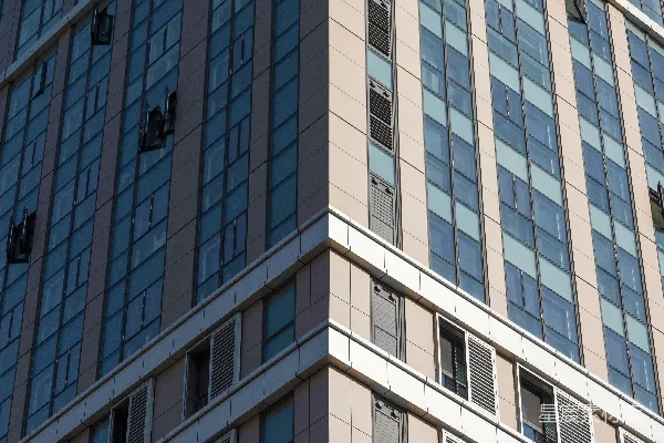 高清摄影 一座非常高大的建筑，有很多窗户。