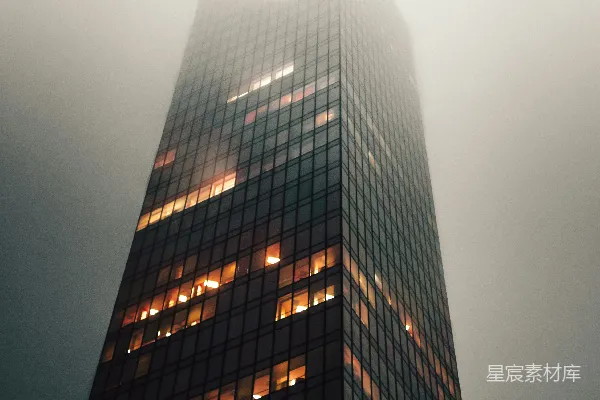 高清摄影 一座很高的建筑，有很多窗户。