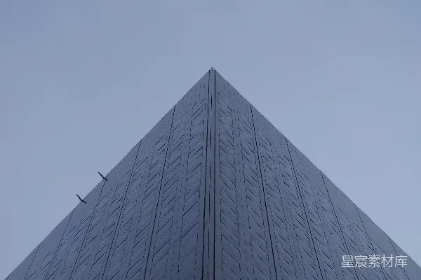 高清摄影 玻璃幕墙高层建筑在灰蒙蒙的天空下