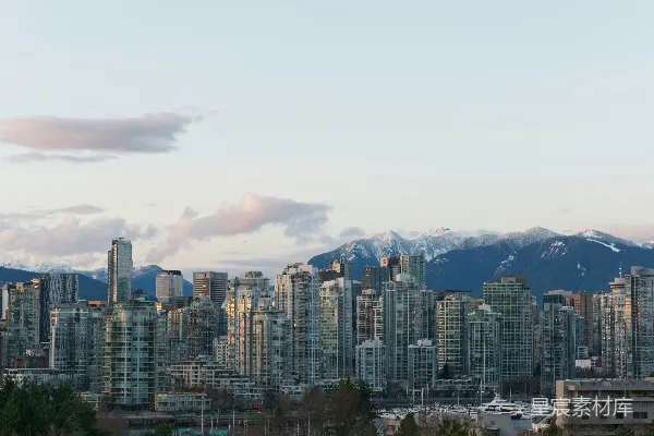 高清摄影 一座城市的景色，背景中有山脉。