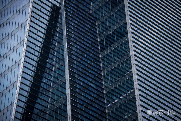 高清摄影 一座非常高的建筑物，有很多窗户。