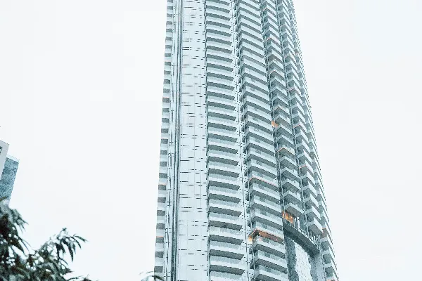 高清摄影 一座高楼前面有很多树。