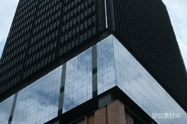 高清摄影 一座非常高的建筑物，背景是天空。