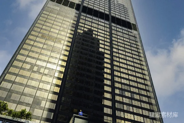高清摄影 一座非常高大的建筑物，背景是蓝天。