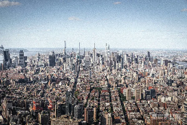 高清摄影 一片广阔的水域，背景中有一座城市。