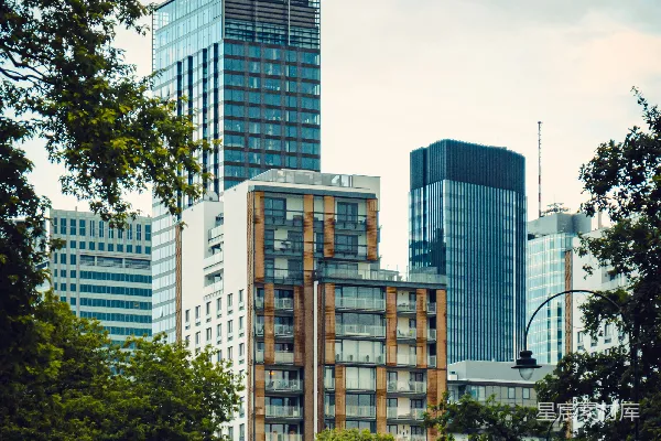 高清摄影 一排高大的建筑物并排矗立。