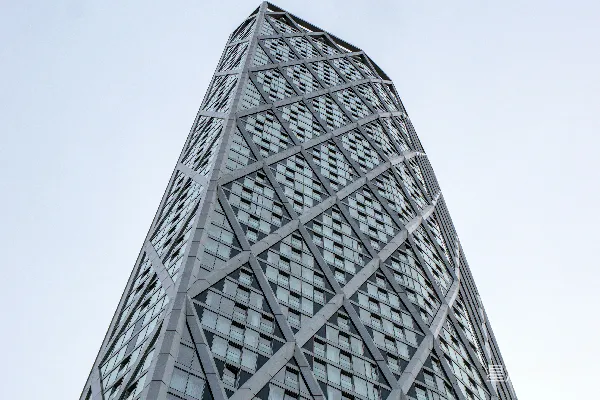 高清摄影 一座高耸的建筑物，背景是天空。