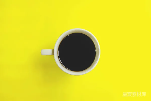 白瓷杯中盛黑液