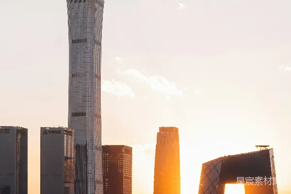 高清摄影 一座城市的天际线，上面有高耸的建筑物。