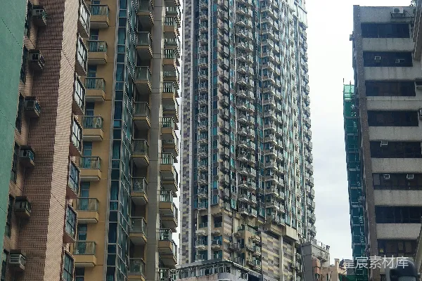 高清摄影 城市中的高耸现代化摩天大楼和旧建筑。