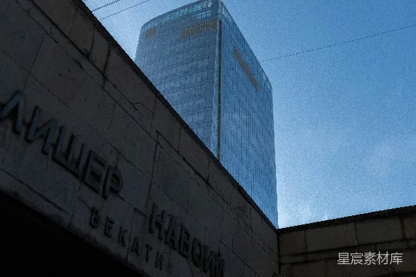 高清摄影 一座高大的建筑物紧挨着砖墙。