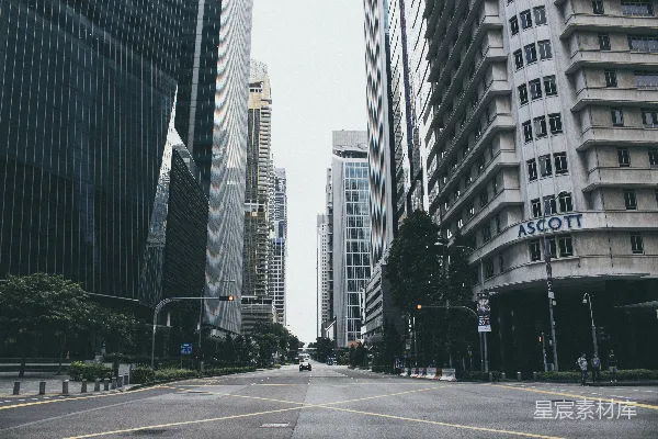 高清摄影 白天，人们在高楼大厦附近的行人道上行走。