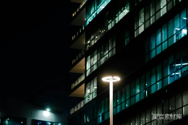 高清摄影 夜晚建筑物窗户透出的灯光。