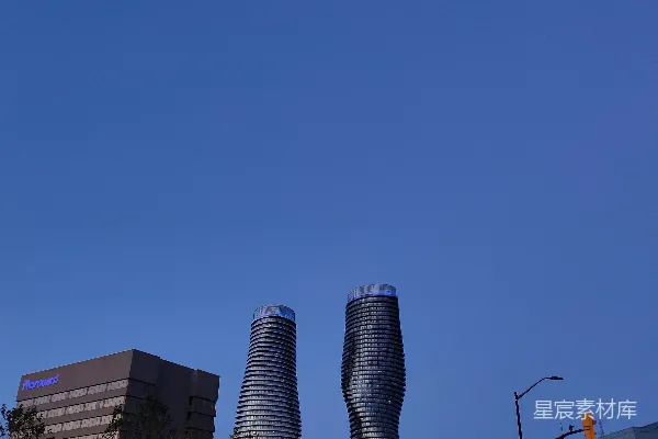 高清摄影 几栋高楼坐落在路边。