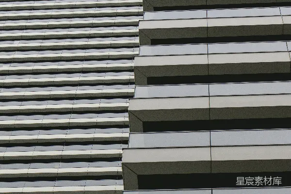 高清摄影 一座非常高大的建筑物，其侧面有一个时钟。