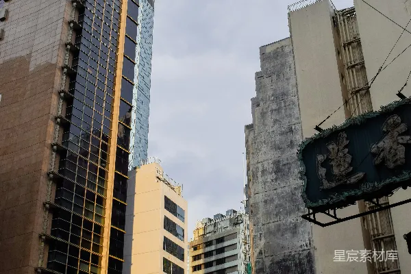高清摄影 一条城市街道，背景中有高大的建筑物。