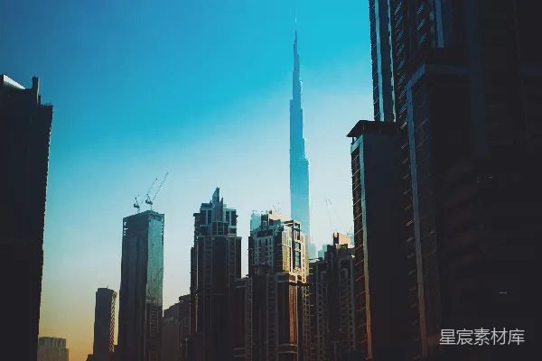 高清摄影 一座城市的天际线，高楼林立，天空湛蓝。