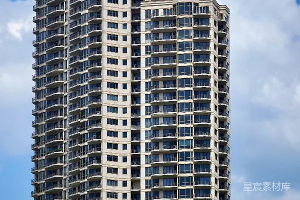 高清摄影 一座高大的建筑，窗户很多。