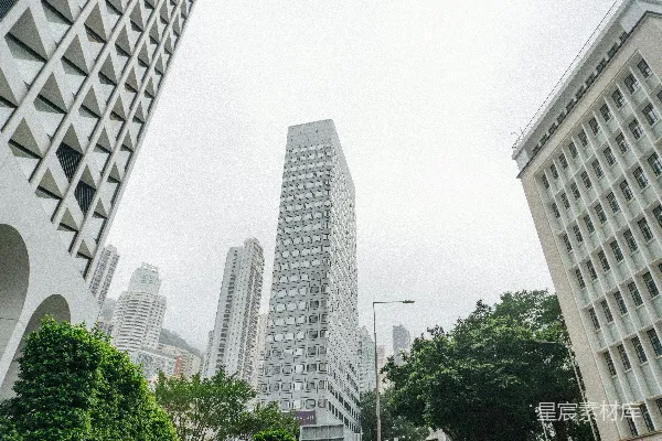 高清摄影 一条城市街道，背景中有高楼大厦。