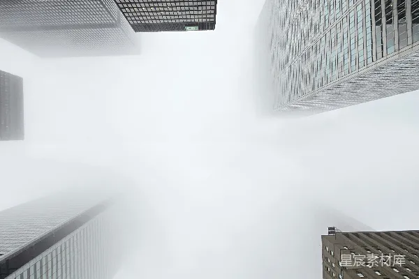 高清摄影 在雾蒙蒙的城市中，有一群高大的建筑物。