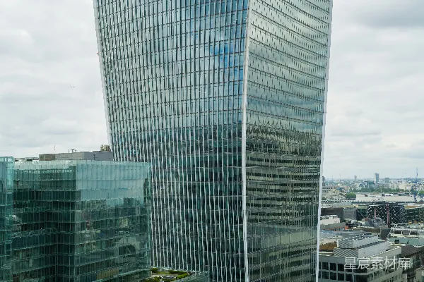 高清摄影 一座非常高大的玻璃建筑在城市中。