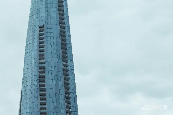 高清摄影 一座非常高大的建筑物，背景是蓝天。