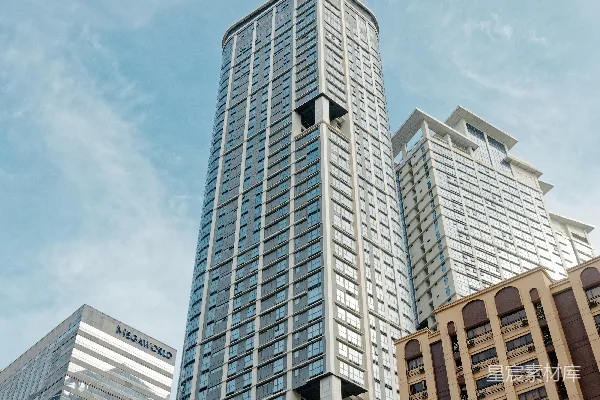 高清摄影 一座高大的建筑物顶部有盏灯。