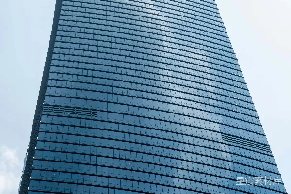 高清摄影 一座高耸的建筑，背景是蓝天。