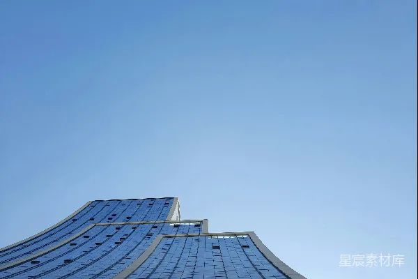 高清摄影 一座非常高的建筑，背景是蓝天。