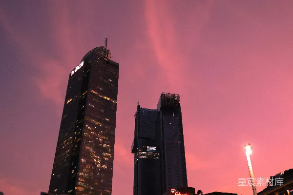 高清摄影 一座非常高的建筑紧挨着另一座非常高的建筑。