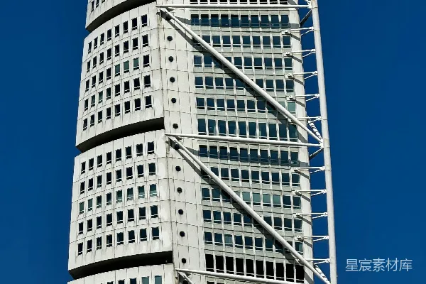 高清摄影 一座非常高大的建筑物，建筑物的一侧有一个钟。