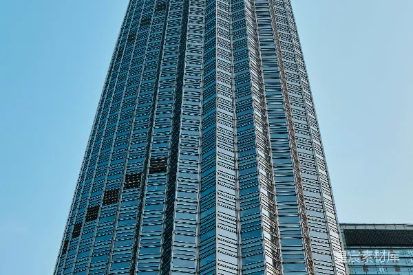 高清摄影 一座非常高的建筑，窗户很多。