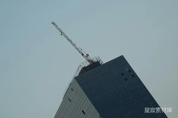 高清摄影 一座高大的建筑物，顶部有一台起重机。