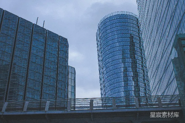 高清摄影 几栋高大的建筑物并排相邻。