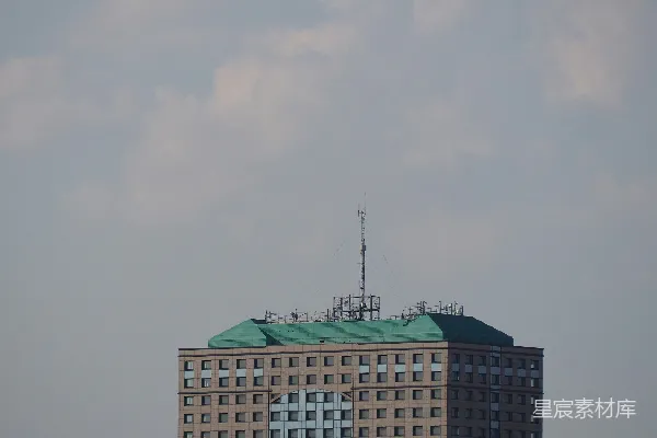 高清摄影 一座高大的建筑物，屋顶是绿色的。