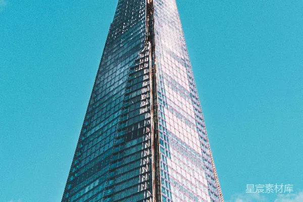 高清摄影 在白天的蓝天映衬下，灰色的混凝土建筑