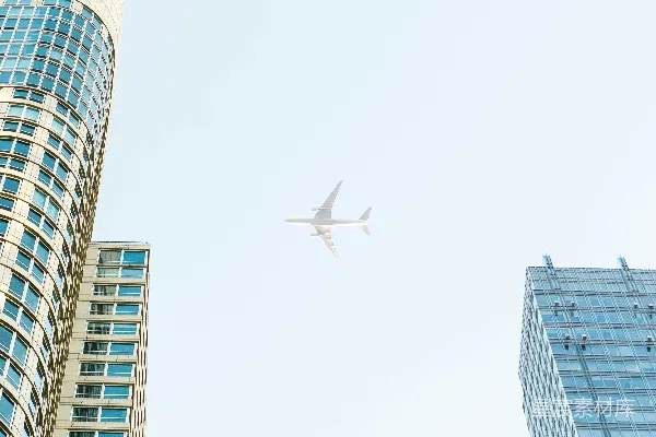 高清摄影 飞机在高楼大厦上空飞行