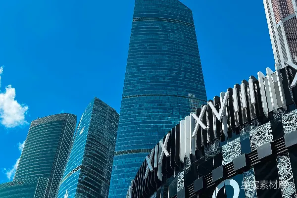 高清摄影 一座非常高大的建筑，上面有一个钟表。