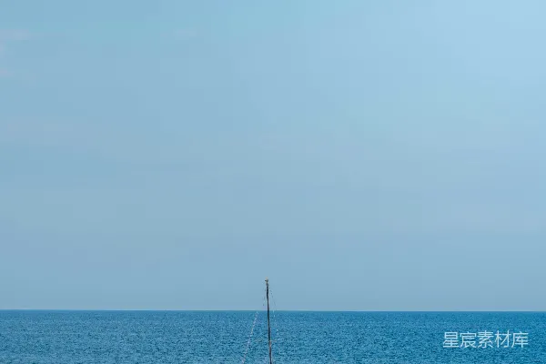 一艘帆船漂浮在茫茫大海中