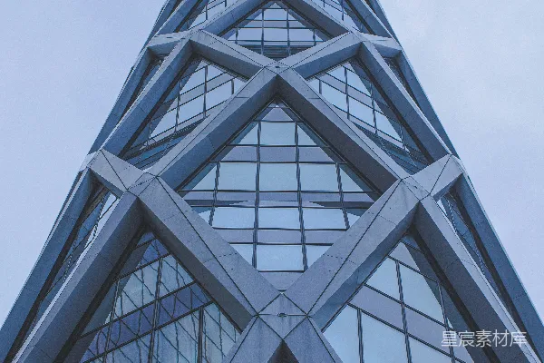 高清摄影 一座很高的建筑物，上面有很多窗户。