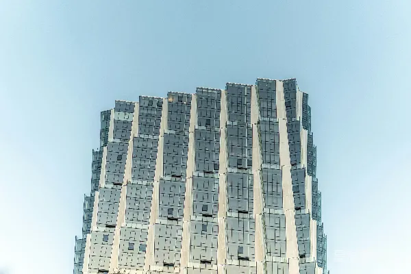 高清摄影 一座非常高大的建筑，有很多窗户。