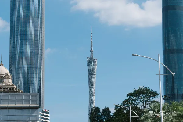 高清摄影 一条街道，两旁是高楼大厦。
