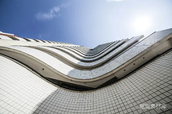 高清摄影 白天蓝天下的白色混凝土建筑