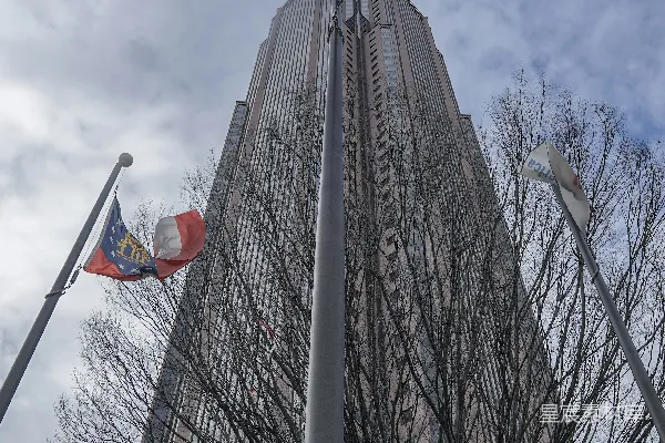 高清摄影 美国国旗在白天的灰色混凝土建筑顶部飘扬。
