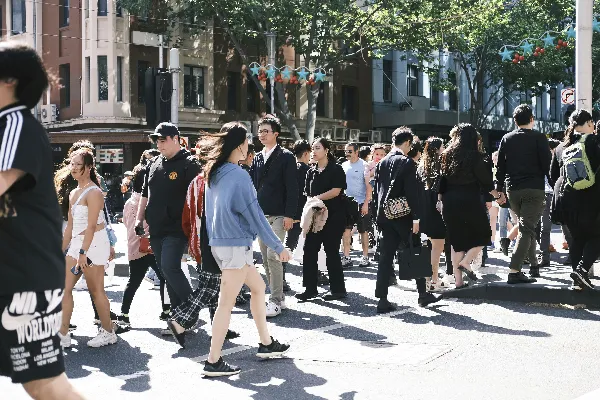 一群人在街上行走