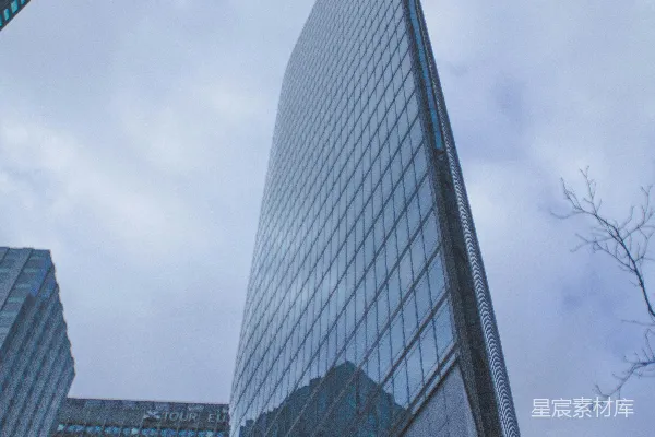 高清摄影 两座高大的建筑物并排矗立。