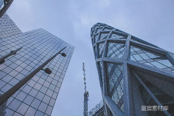 高清摄影 从地面看两座高大的建筑物。